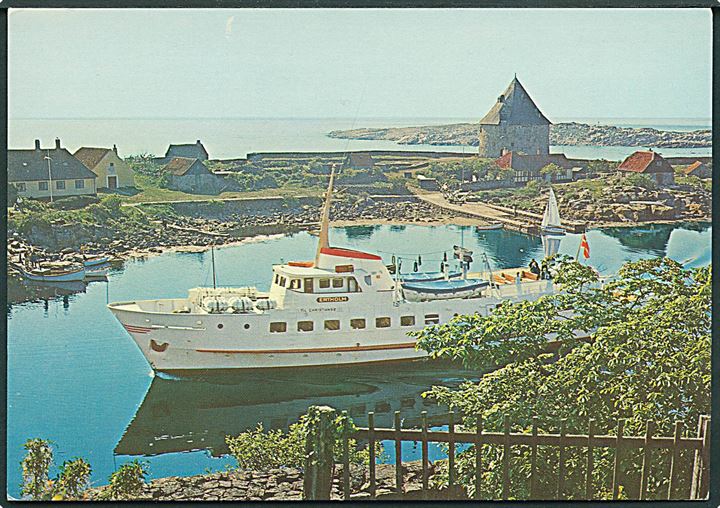 M/S Ertholm for indgående. Udsigt fra Christiansø mod Frederiksø og Græsholmen. Colbergs Boghandel no. 8629.