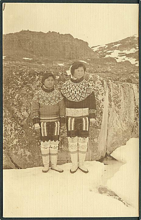 Grønlandske kvinder. Fotokort med julehilsen 1920 fra Arnold August Chrtistian Rasmussen, kolonibestyrer i Julianehaab.