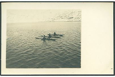 Grønlandske fangere i kajak. Fotokort fra Arsukfjorden ca. 1910. U/no.
