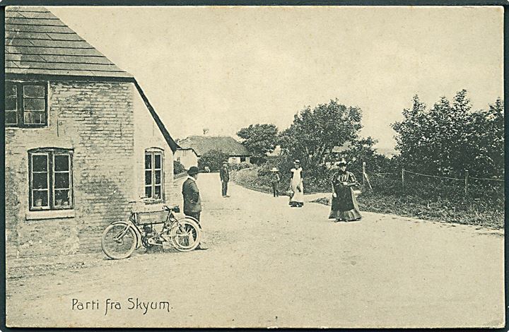 Skyum, gadeparti med motorcykel. C. Buchholtz no. 14656. Kvalitet 8