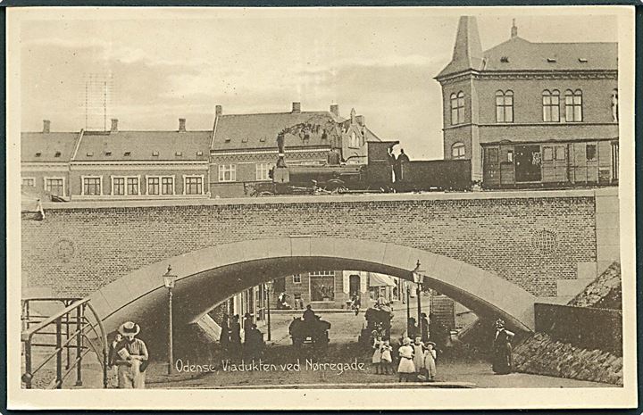 Odense, viadukten ved Nørregade med damplokomotiv. Stenders no. 30092. Kvalitet 9