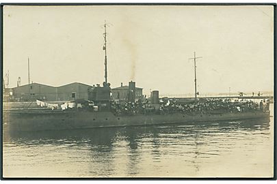 Dansk torpedobåd med vaksetøj til tørre. Ca. 1910. Fotokort u/no.