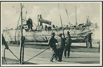 Torpedobåden Markrelen sættes på land efter sænkningen d. 29.8.1943. Thaning & Appel Serie X no. 257.