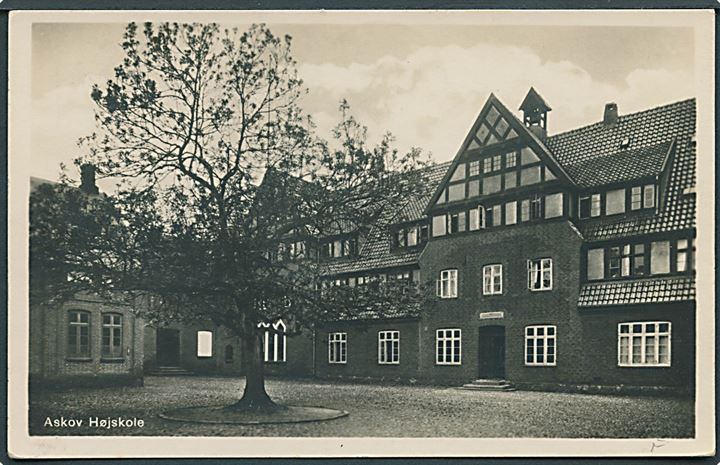 10 øre Bølgelinie og 15 øre Karavel på brevkort (Askov Højskole) sendt som søndagsbrevkort og annulleret med udslebet stjernestempel ASKOV og sidestemplet Vejen d. 3.6.1933 til Odense.