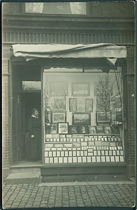 Butiksfacade: Indramningsforretning. Ukendt sted - anvendt i København 1917. Fotokort u/no. 