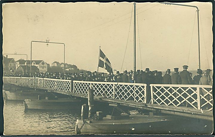 Genforening. Folkemængde på pontonbroen i Sønderborg. Fotokort u/no.