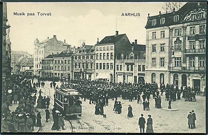 Musik paa Torvet i Aarhus. Sporvogn ses. Stenders no. 2775.