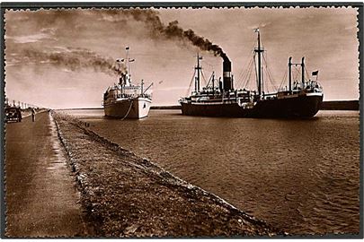 Handelsskibe i Suez-kanalen. Fremstillet i Italien.