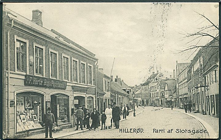 Hillerød, Slotsgade med “F. Hertz Bog- og Papirhandel”. F. Hertz no. 340. Kvalitet 8