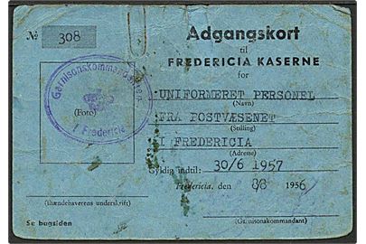 Adgangskort til Fredericia Kaserne udstedt til Uniformeret personale fra Postvæsnet d. 8.8.1956 med stempel: Garnisonskommandanten i Fredericia