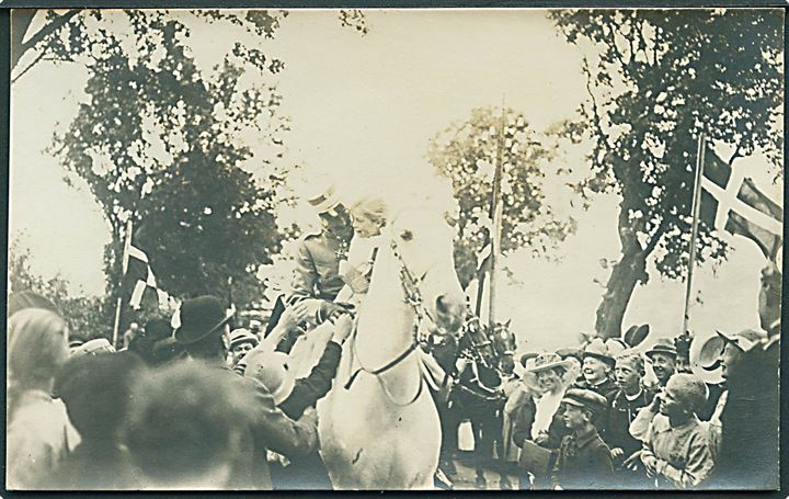 Kong Christian d. 10 med den lille pige, på den hvide hest. Genforeningen 1920. Fotokort u/no. 