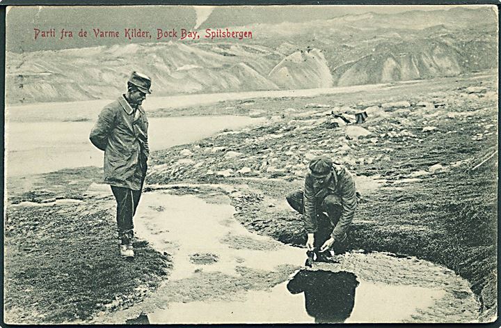 Svalbard. Parti fra de Varme Kilder, Bock Bay, Spitsbergen. Nordisk Kortforlag no. 21. Frankeret med 2 øre og 5 øre Posthorn, samt Røde Kors mærkat og sendt fra Bergen d. 21.12.1918 til Aarhus, Danmark.