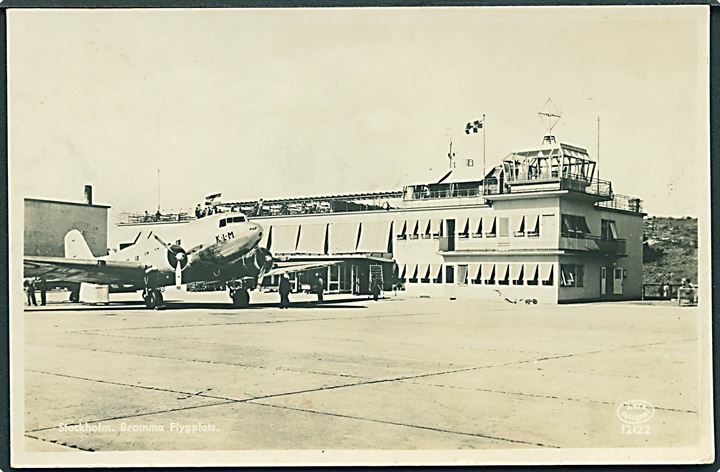 KLM DC-3 maskine på Bromma Flygeplads ved Stockholm. No. 12122. Frankeret med svensk 10 öre Gustaf fra Uppsala d. 25.8.1945 til Odense, Danmark. Dansk efterkrigscensur (krone)/369/Danmark.