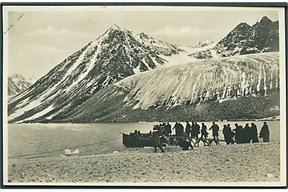 Svalbard. Kings Bay, Spitsbergen. Turister går i land. No. 95.