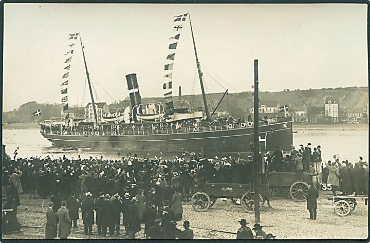 Genforening. Stemmeberrettigede ankommer med dampskib til Flensburg. Fotokort no. 35.