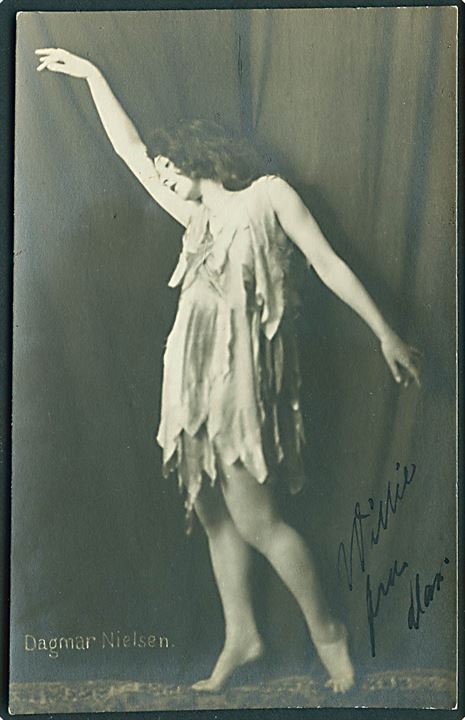 Dagmar Nielsen (1898-1994), danserinde. Påskrevet hilsen fra Dax (= kælenavn). Fotokort u/no.