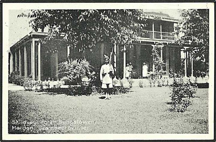 Dansk missionsarbejde i Indien, skildevagt foran bungalowen Mardan, Indien. Stenders u/no.