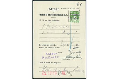 10 øre Bølgelinie annulleret med liniestempel Aarhus Postkontor d. 25.11.1922 på Attest for Indkøb af Frigørelsesmidler m.v.  F. Form. Nr. 43 (28/10 1919). Fortrykt gebyr ændret fra 5 til 10 øre.