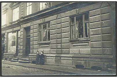 2 drenge ved hus i Aalborg. Helios u/no. Stemplet Aalborg d. 26.11.1909.