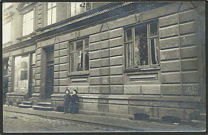 2 drenge ved hus i Aalborg. Helios u/no. Stemplet Aalborg d. 26.11.1909.