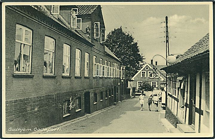 Gadeparti i Gudhjem, Bornholm. Med bageren. Colbergs Boghandel no. 806. 
