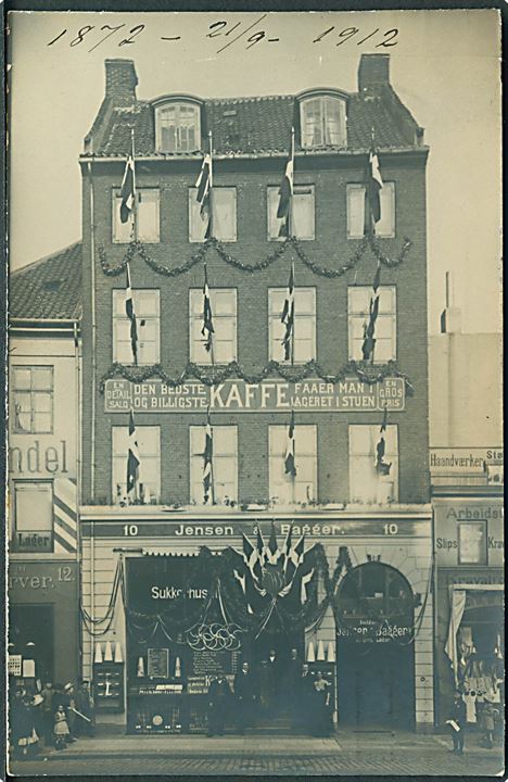 Facade. Kultorvet 10, København. Sukkerhuset, Jensen & Bagger ved 40 års jubilæum i 1912. Fotokort u/no. Fold og med taperest på bagsiden.