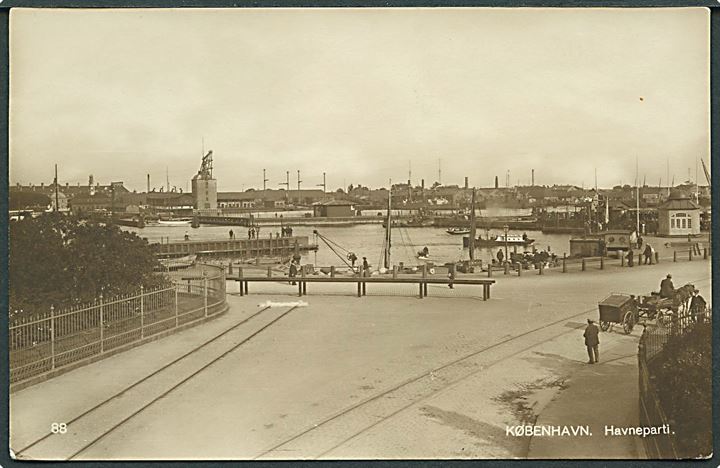 København, havneparti med dampskibe og udsigt mod Holmen. R. O. no. 88.
