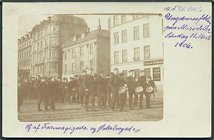 København, K.F.U.M.s Ungdomsafdeling på marchtur d. 11.3.1906 ved hjørnet af Farimagsgade og Østerbrogade. Fotokort u/no.