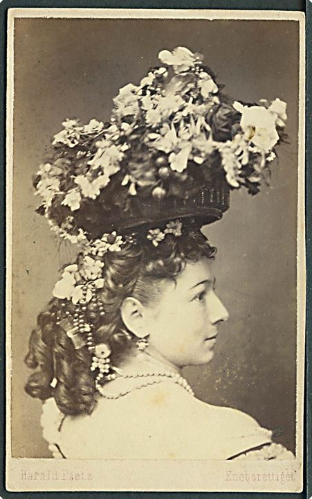Price, Elise Juliette Christiane (1831-1906), balletdanser. Aktiv danser indtil 1865. Fotografi fra Harald Paetz (1837-1895), Norgesgade 35, Kiöbenhavn.
