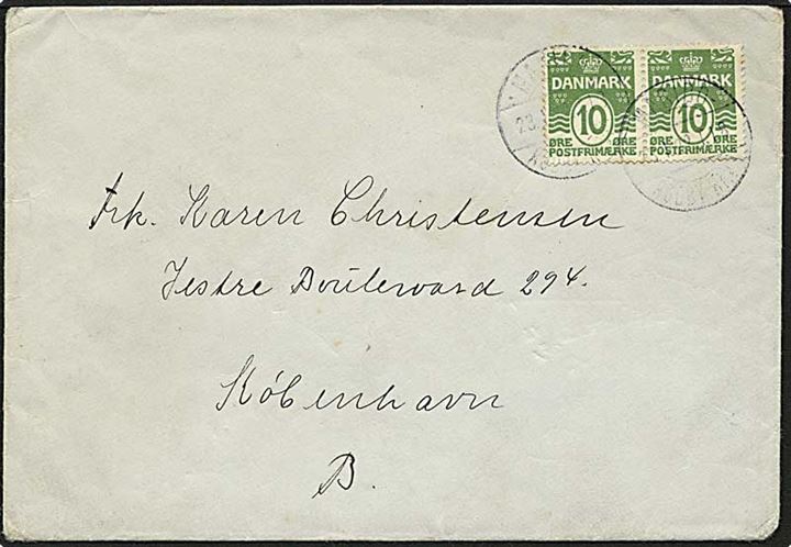 10 øre Bølgelinie i parstykke på brev annulleret med bureaustempel Maribo - Rødby Havn T.18 d. 23.1.1922 til København.