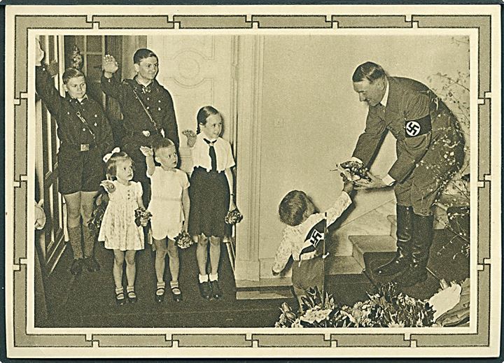 Adolf Hitler modtager blomster fra dreng. U/no. 