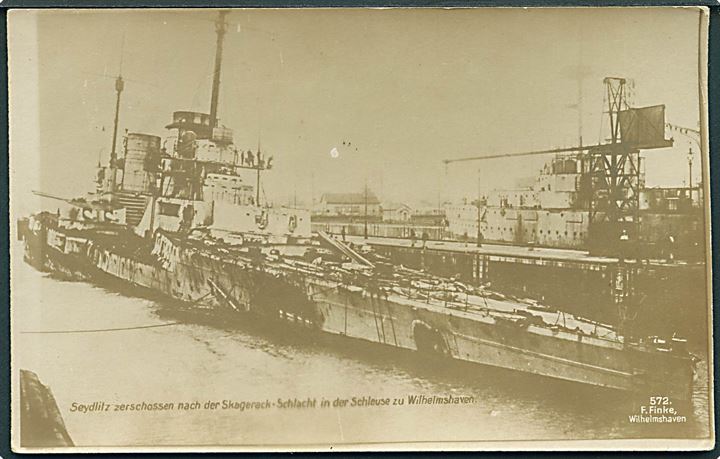 SMS Seydlitz, tysk slagskib svært beskadiget efter Jyllandsslaget i 1916 i Wilhelmshaven. F. Finke no. 572.