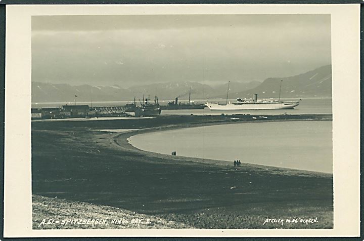 Svalbard. Dampskibe og turistskib ved Kings Bay, Spitsbergen. K.K.Bergen no. 61.