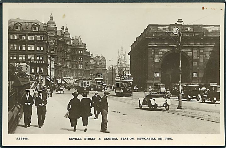 Neville Street & Central Station, Newcastle - On - Tyne. Sporvogne ses. Fotokort no. S. 16448. Uden adresselinier. (Har været opklæbet). 