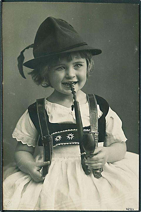 Pige iført kjole og hat med pibe. Fotokort. NPG no. 423/2. 