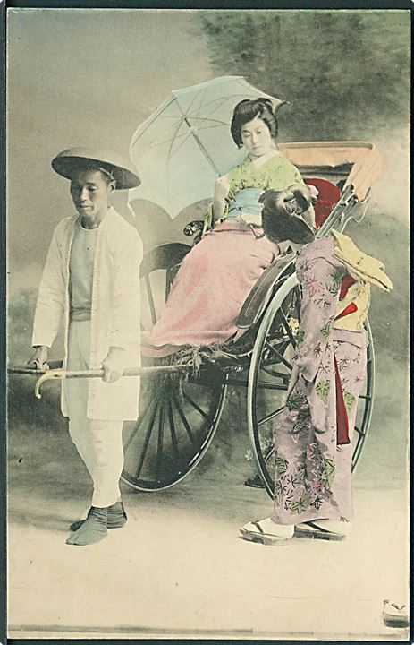 Mand trækker Rickshaw. Kvinder iført kimono. U/no. 