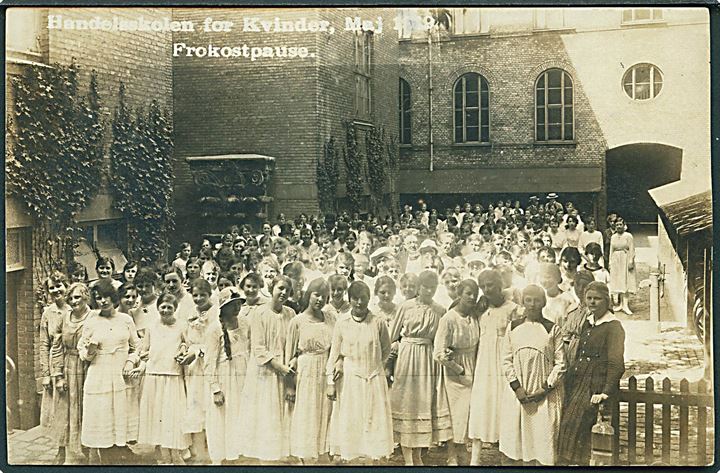 Handelsskolen for Kvinder, Maj 1919. Frokostpausen. Fotokort u/no. 