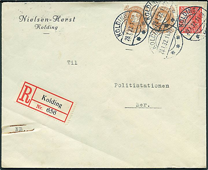 10 øre Chr. X 60 år i parstykke og 15 øre Karavel på anbefalet lokalbrev i Kolding d. 28.1.1932 til Politistationen.
