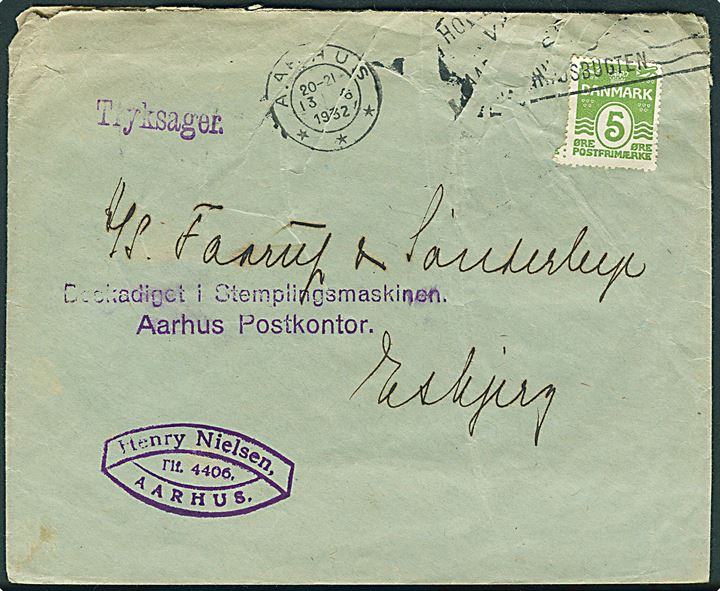 5 øre Bølgelinie på tryksag fra Aarhus d. 13.6.1932 til Esbjerg. Stemplet Beskadiget i Stemplingsmaskinen. Aarhus Postkontor. På bagsiden lukket med etiket: A61 5/25 Lukket af Postvæsenet.