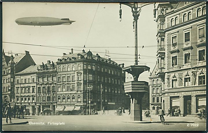 Chemnitz. Falkeplatz med Zeppeliner/ Luftskib. Fotokort. H. Rubin & Co.  no. Z 7022. (Nålehul). 