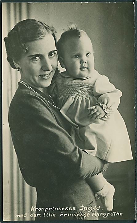 Kronprinsesse Ingrid med den lille prinsesse Margrethe. A. Vincent no. 121. Kvalitet 7
