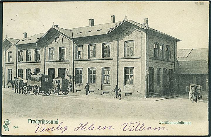 Frederikssund Jernbanestation med postdiligence. P. Alstrup no. 1562. Kvalitet 7