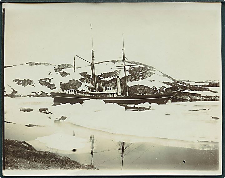 “Fox”, Kryolit-selskabets skib. Noteret: “blokeret af Is ved Fiskenæs”. Foto 11½x9 cm  Kvalitet 7