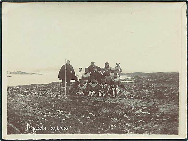 Kipisako, gruppebillede dateret d. 21.7.1903. Foto 9x12 cm. Kvalitet 7