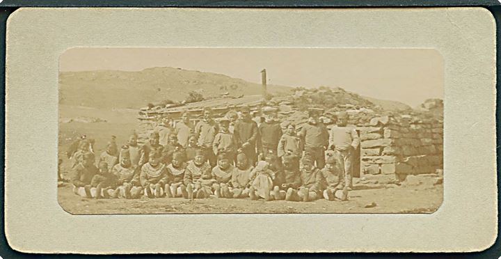 Igaliko, lille kabinet foto med gruppe grænlændere. 3½x7½ cm. Kvalitet 9