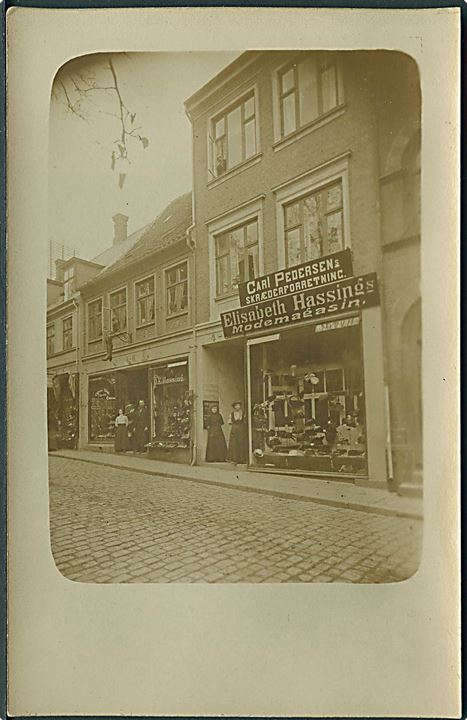 Svendborg, Gerritsgade 4, facade med Elisabeth Hassings Modemagasin. Fotokort u/no. Kvalitet 8