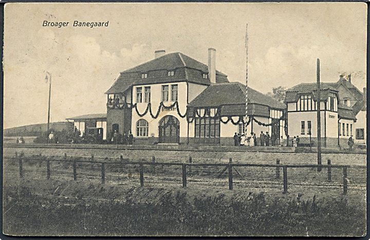 Broager, banegaard ved åbningen d. 15.8.1910. Carl Grossmann no. 2090. Kvalitet 7