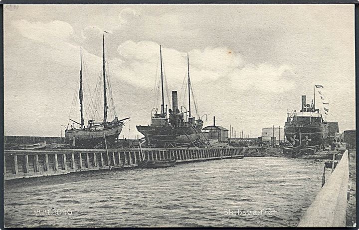 Aalborg, skibsværft med skibe på bedding. C. E. Dyhr no. 3105. Kvalitet 8