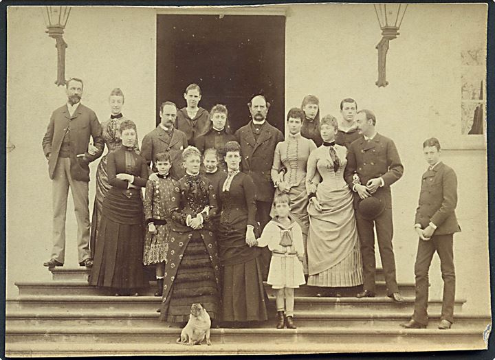 Christian IX, kongen og familie på trappe. På bagsiden noteret “Sommeren 1885”. Foto 9½x13½ cm. Skåret. Kvalitet 6