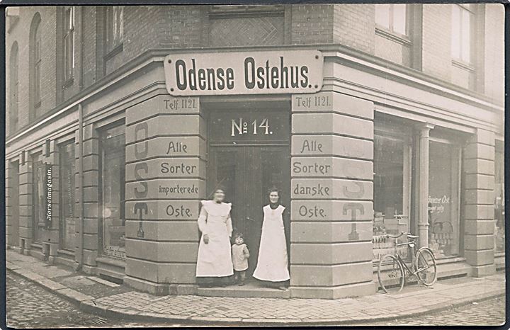 Odense, Klaregade 14 med “Odense Ostehus”. Fotokort u/no. Kvalitet 8